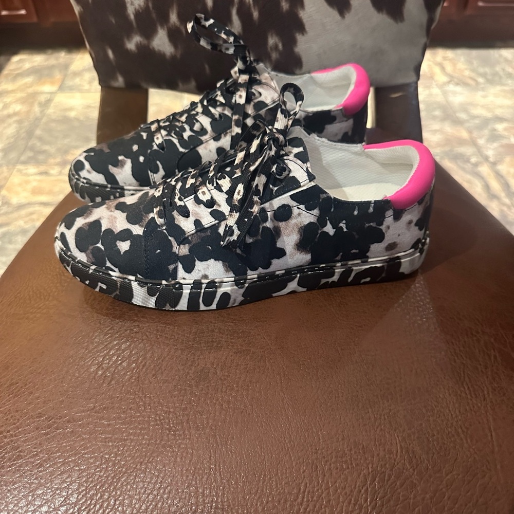 Kenneth Cole size 8 sneakers